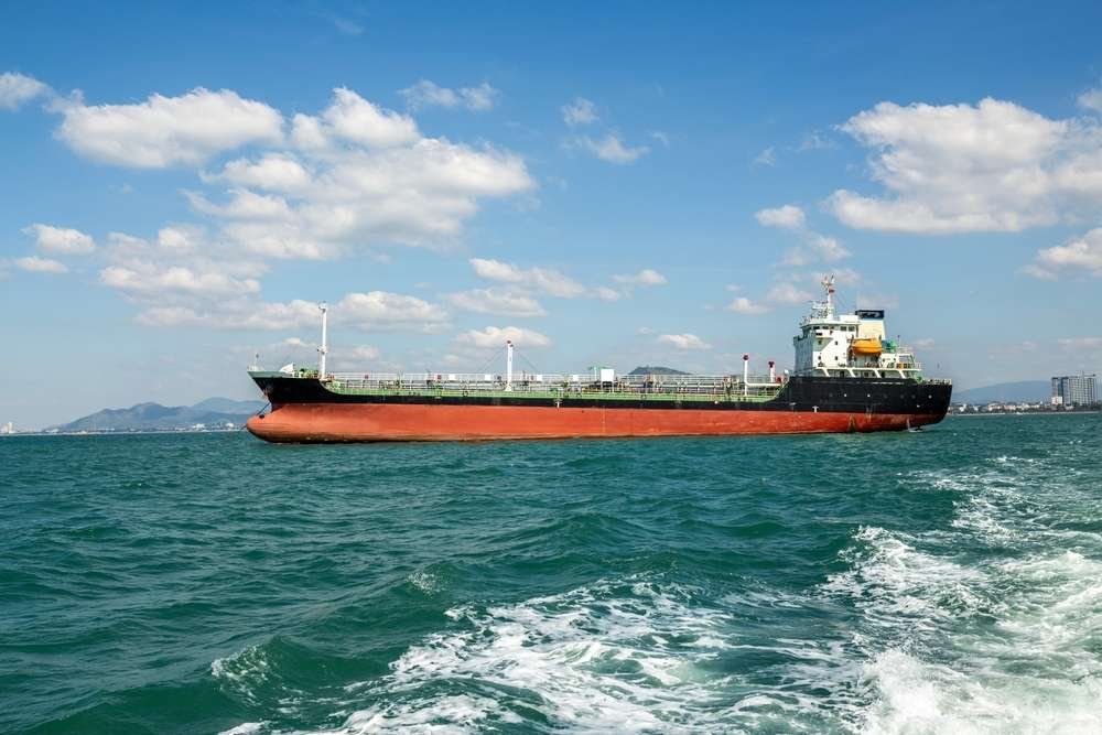 İran, Hürmüz'den geçmeye çalışan bir petrol tankerine el koydu