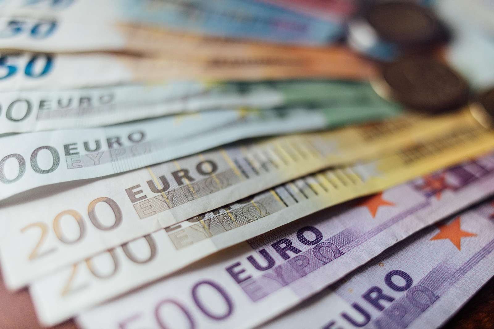Euronun uluslararası kullanımı arttı, ancak dolar hakimiyeti sürdü