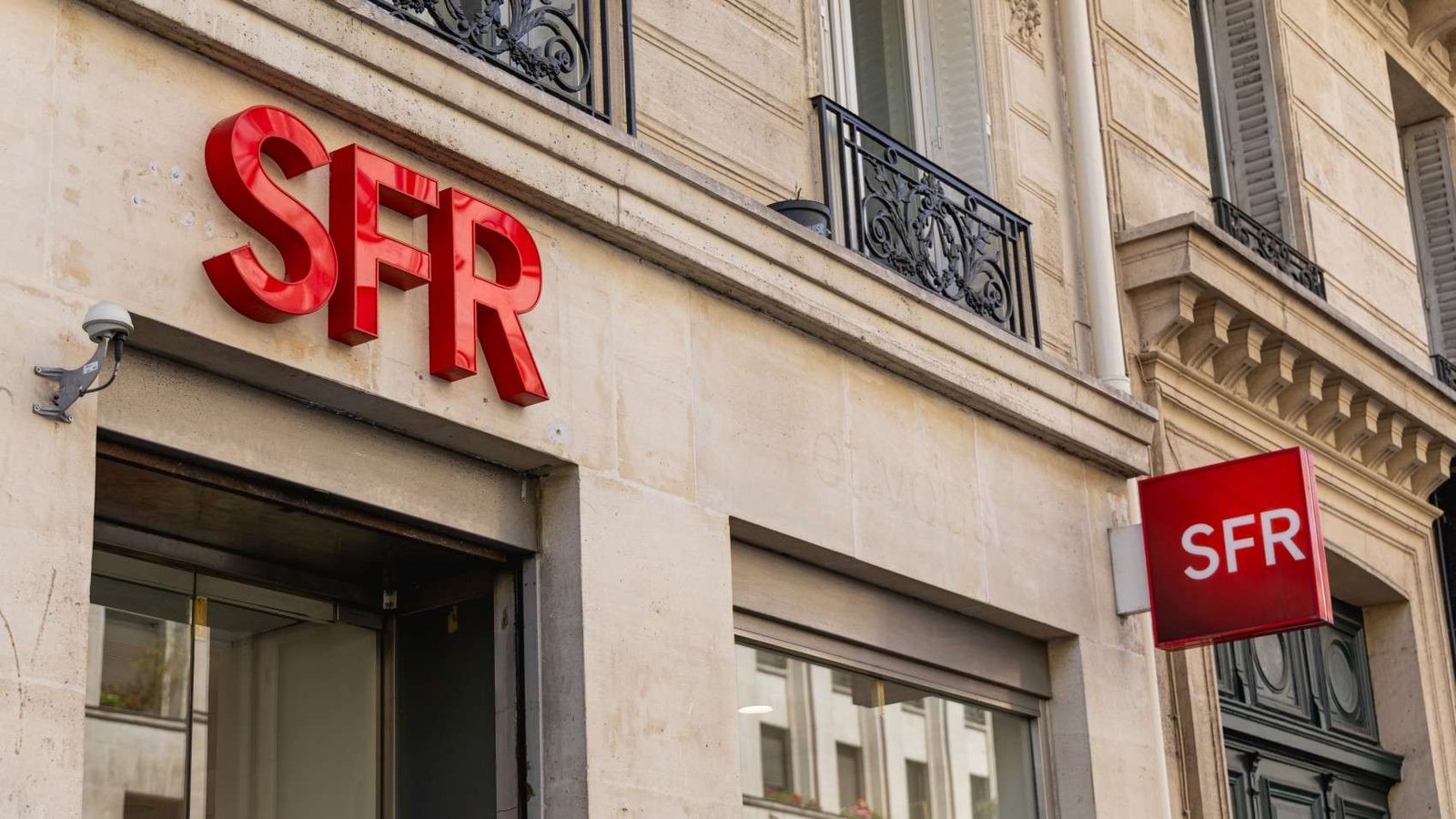 Fransa'da SFR, 20,4 milyar euroluk anlaşmayla rakip operatörlere satılıyor