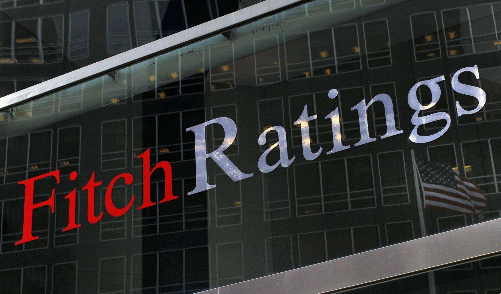 Fitch: Hürmüz Boğazı'nın açılması petrol fiyatlarını ve kredi risklerini aşağı çekebilir
