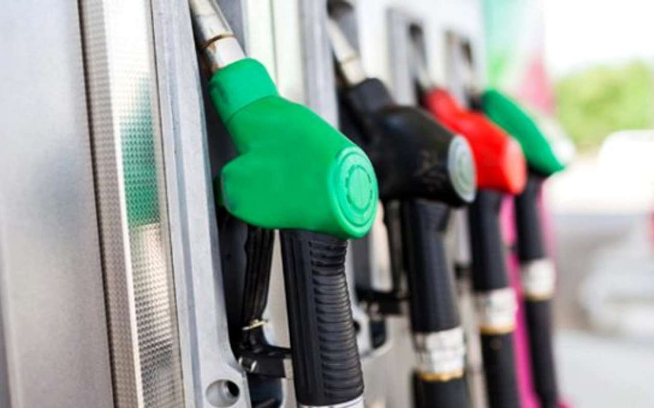 ABD'de ortalama benzin fiyatı 4 doların hemen altına yükseldi