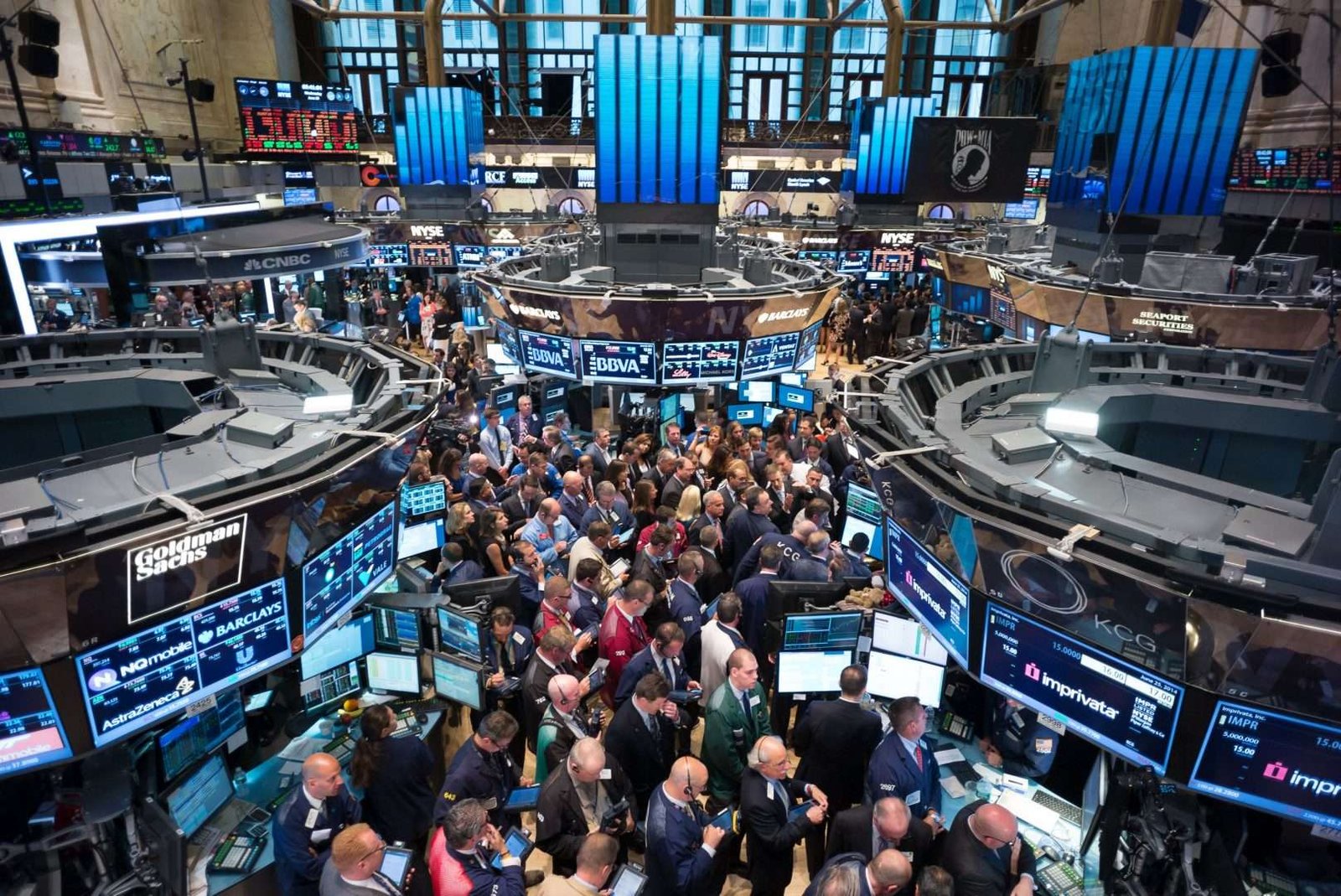 Apple'ın piyasa değeri 5 trilyon doları aştı, çip hisseleri Nasdaq'ı baskıladı