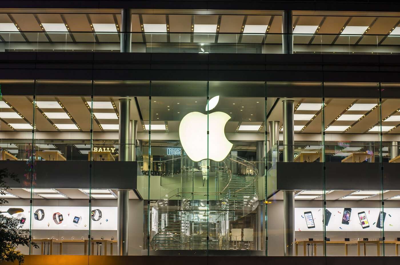 Apple'ın bilançosu açıklandı; kar beklentiyi aştı, ancak zayıf görünüm hisseleri düşürdü